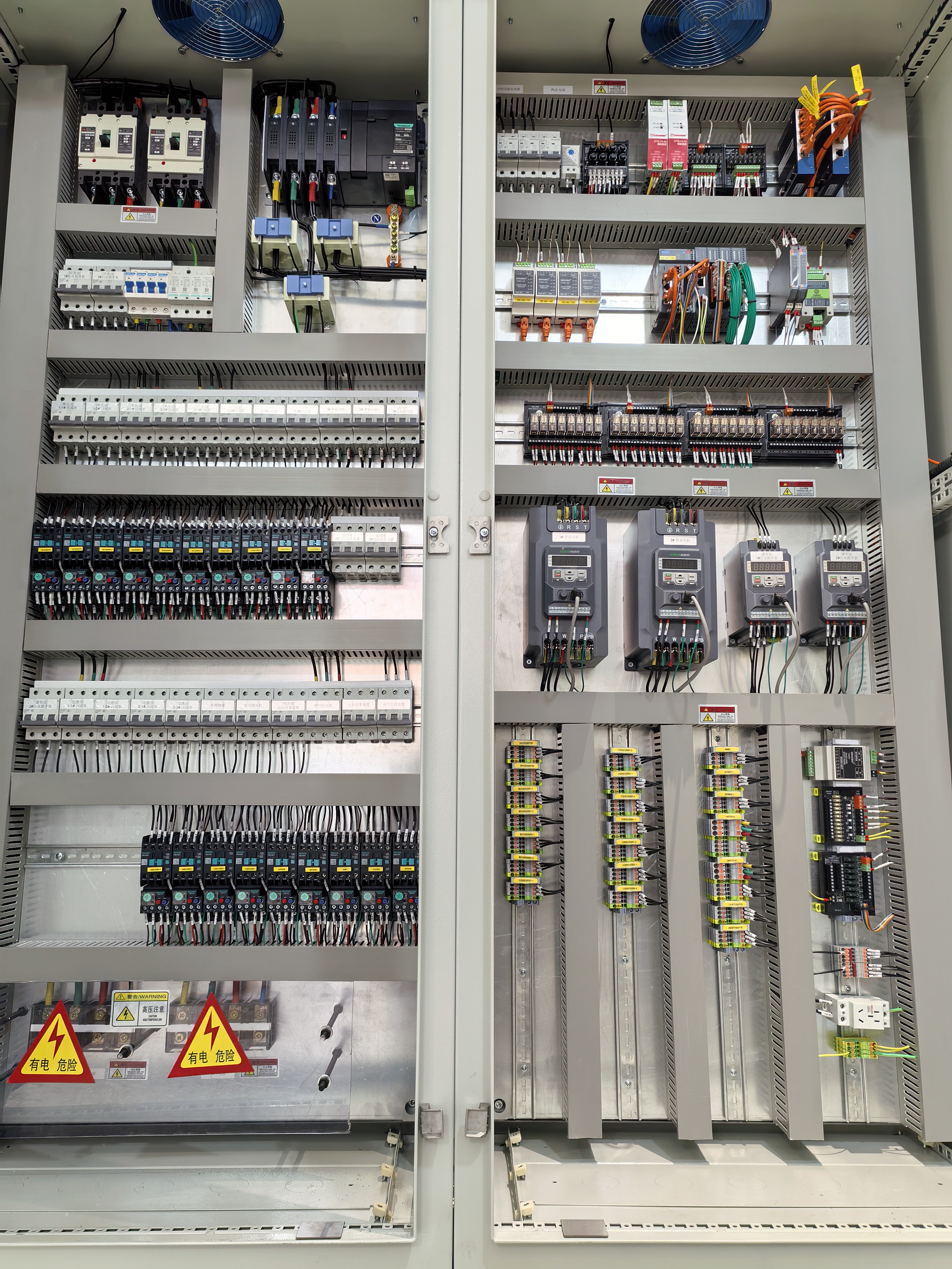 科技公司办公场景，现代化办公室内员工正在使用电脑工作，蓝色背景，专业商务氛围